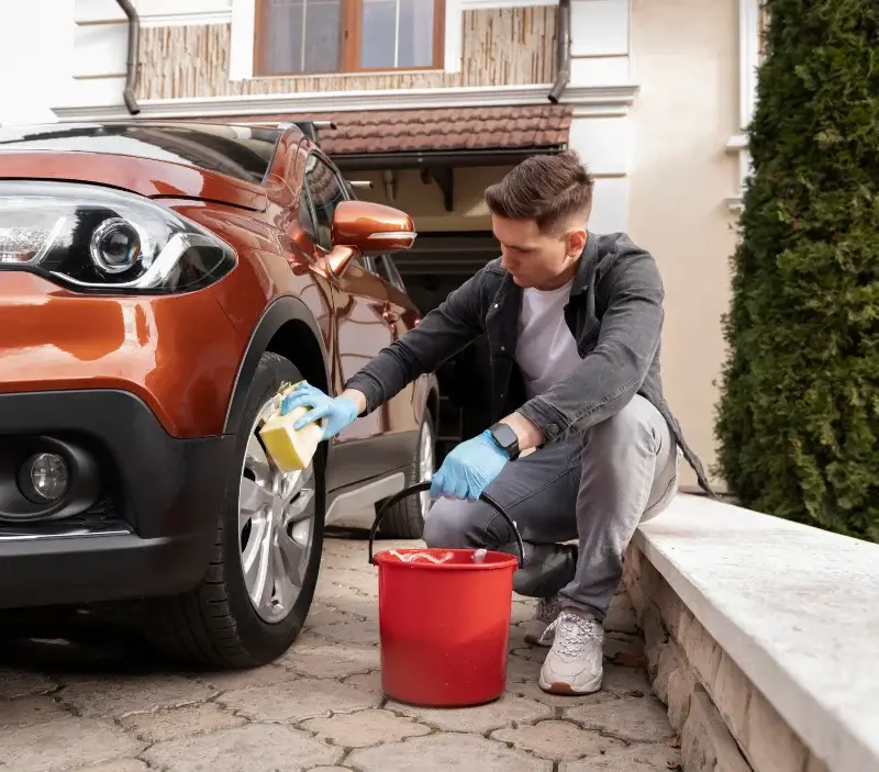Lavage auto à domicile Villaines-sous-Lucé : professionnel intervenant sur un véhicule
